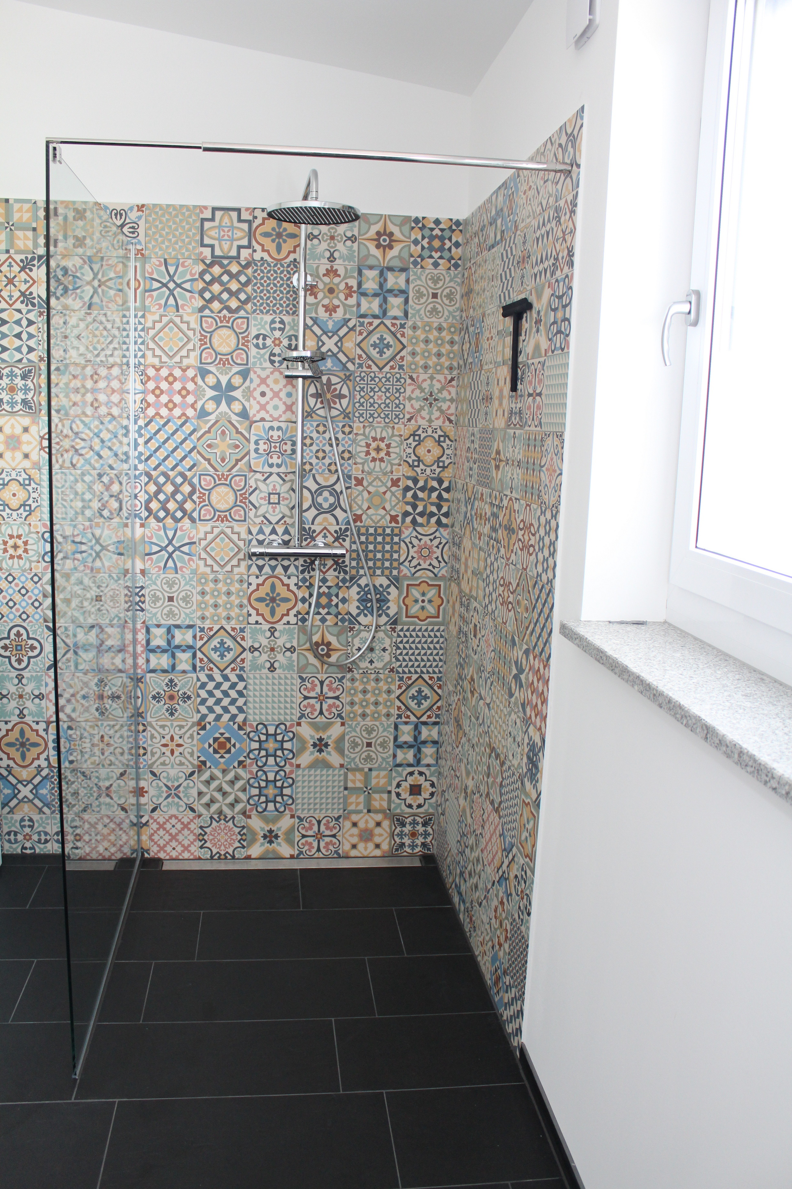 Große Dusche mit Tageslicht